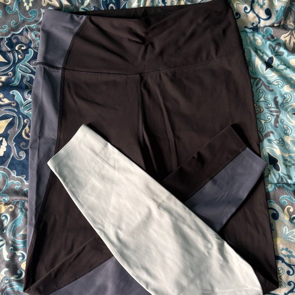 Avia Black and Gray Women's Leggings, nwot contrasting colors on legs , medium